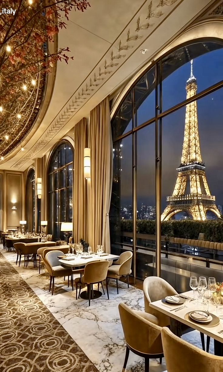 Top 10 Luxury Hotels for Christmas 2025 — Book Fast, Limited Rooms!🌲✨