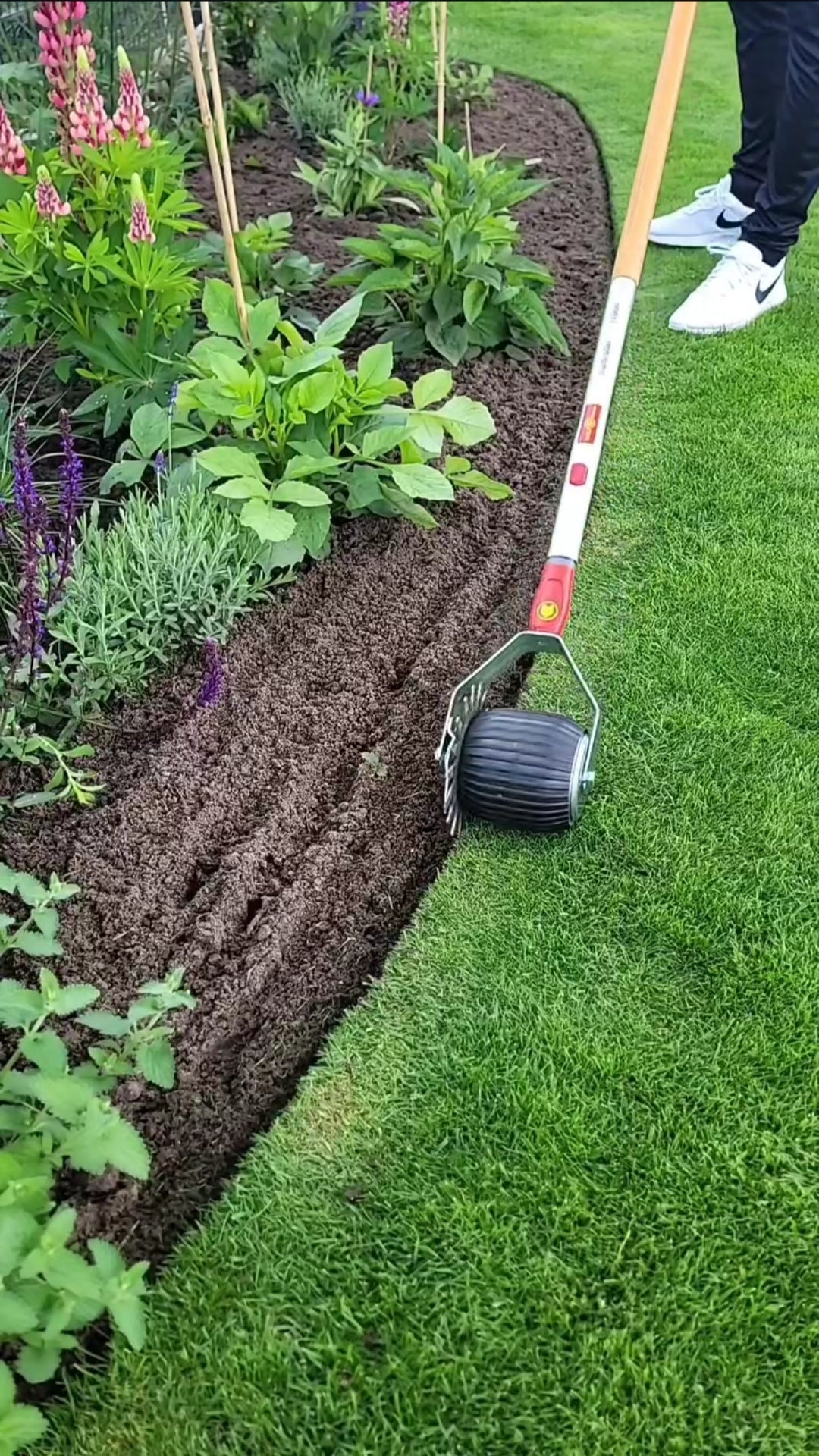 Say goodbye to messy lawn edges with the WOLF-Garten Lawn Edge Cutter RB-M! 🌱 ✨